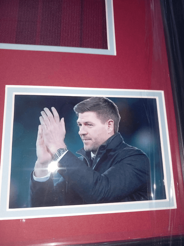 Gesigneerd Steven Gerrard Aston Villa Shirt – In Prachtige Lijst!