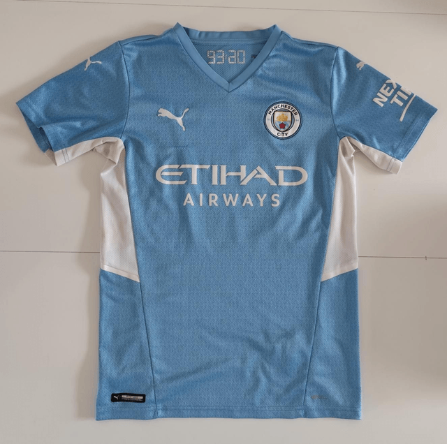 Gesigneerd Ake Manchester City shirt.