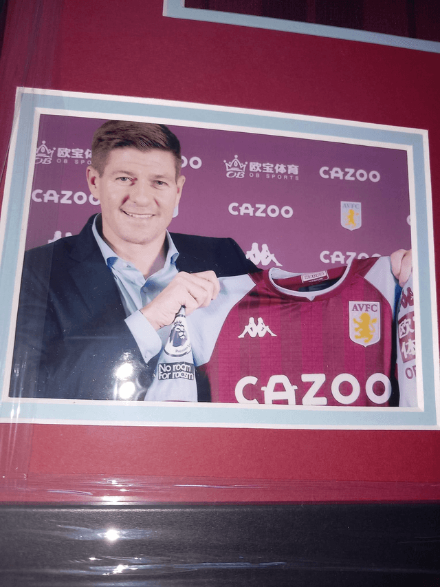 Gesigneerd Steven Gerrard Aston Villa Shirt – In Prachtige Lijst!