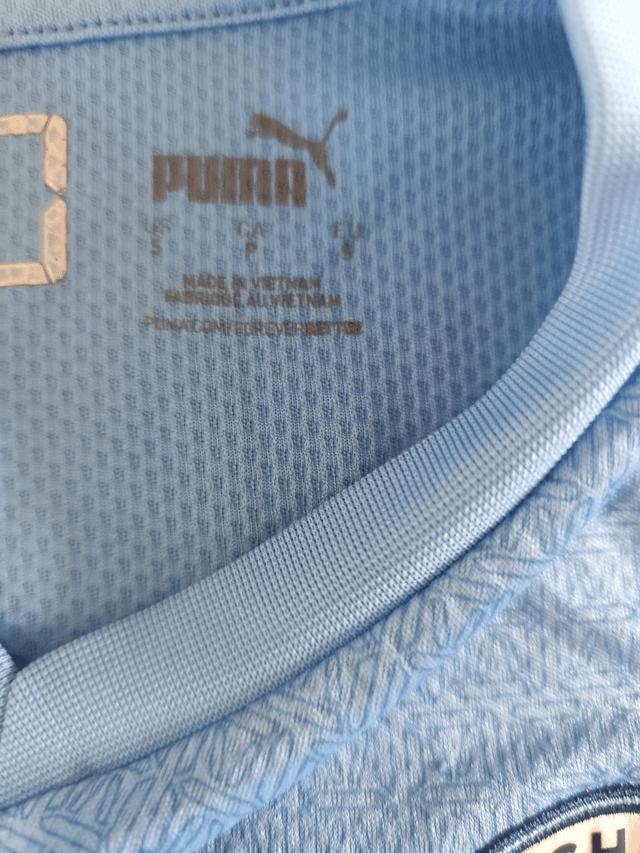 Gesigneerd Ake Manchester City shirt.
