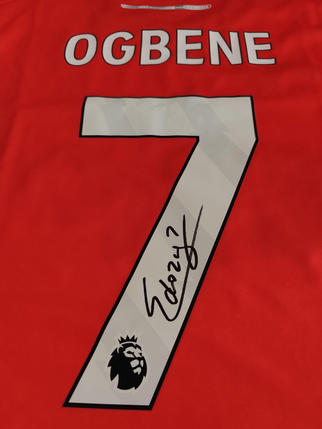 Gesigneerd Ogbene Luton Town shirt.