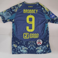 Gesigneerd Ajax uit-shirt van Brian Brobbey