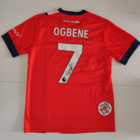 Gesigneerd Ogbene Luton Town shirt.