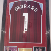 Gesigneerd Steven Gerrard Aston Villa Shirt – In Prachtige Lijst!