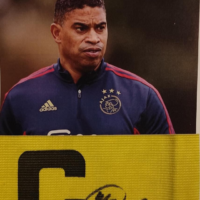 Gesigneerde aanvoerdersband Michael Reiziger