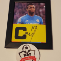 gesigneerde aanvoerdersband Obi Mikel.