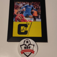 Gesigneerde aanvoerdersband Obi Mikel.