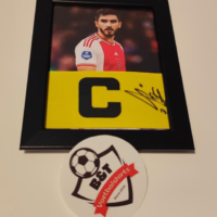 Gesigneerde aanvoerdersband van Sutalo