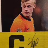 Grsigneerde aanvoerdersband Van Hecke: