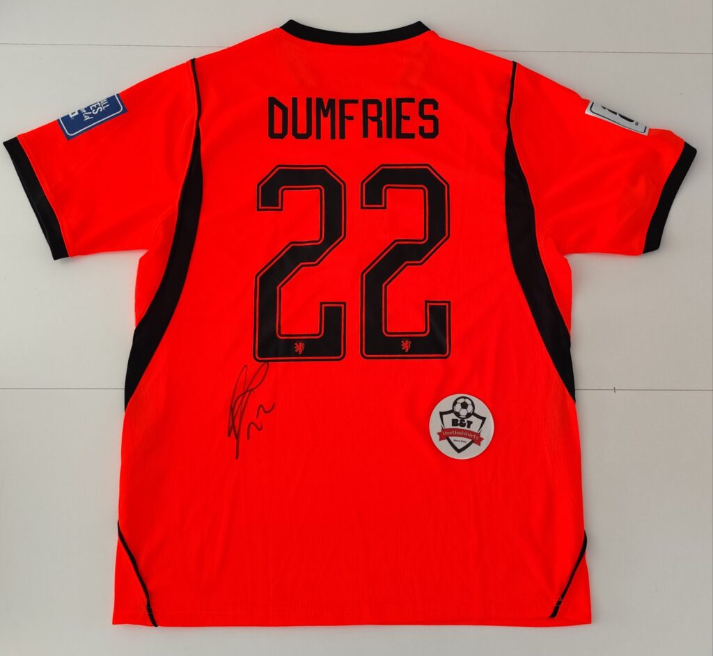Gesigneerde oranje shirt van Denzel Dumfries
