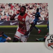 Gesigneerde foto van Steven Bergwijn
