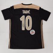Gesigneerd Ajax-shirt van Dusan Tadić,